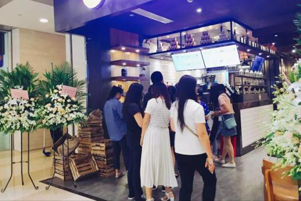 这家饮品店天天排队，值不值得加盟？