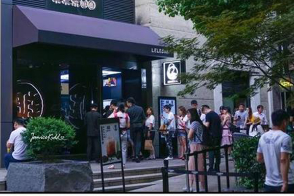 为什么网红的奶茶店都排很长的队？营销造势很