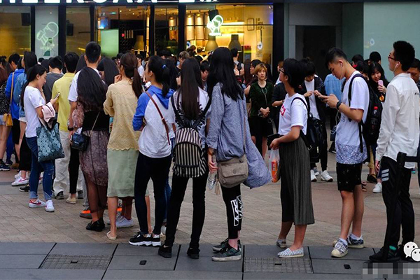 为什么网红的奶茶店都排很长的队?