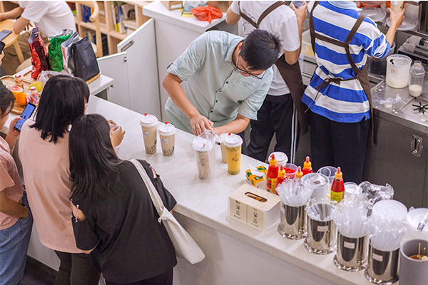 开奶茶店是加盟好还是自创品牌好？